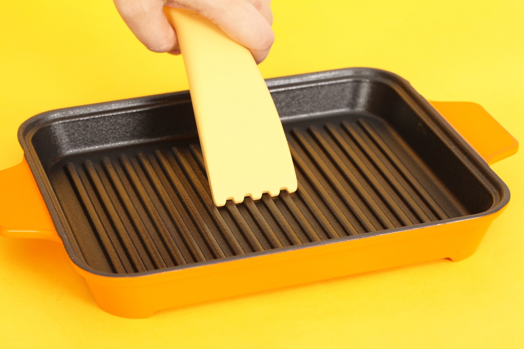 使用摩堤矽膠清潔刮刀清洗鑄鐵鍋和不沾鍋，省時省力又不傷鍋